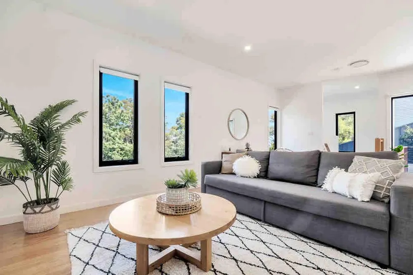 Spacious modern 3 bdr home minutes from beach - Image 1