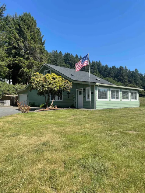 Pelican Cottage - Walk to Beach, Pet Friendly - Image 1