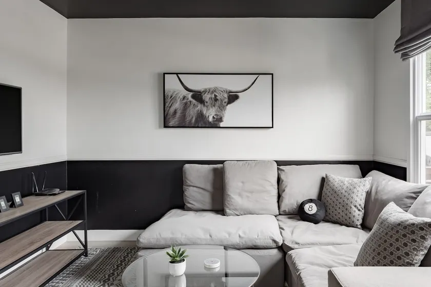 Modern Bungalow w Patio Walk to Shops Metro - Image 1