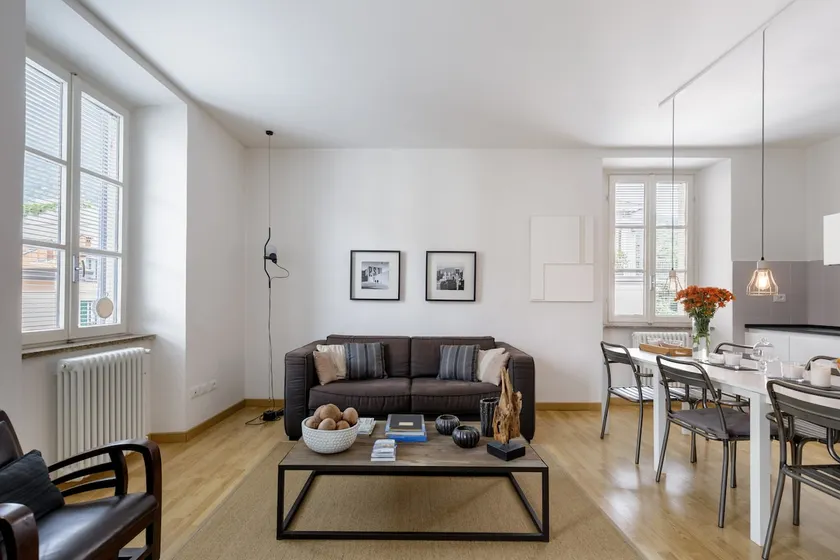 Elegant Apartment with Art and Design Pieces - Image 1
