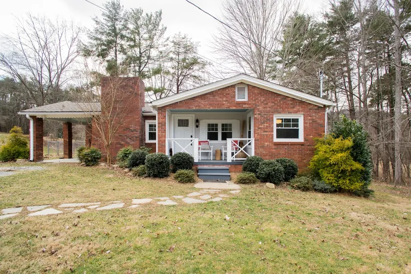 Cozy Cottage w/Fenced Yard 6mi to Dwntwn - Image 1