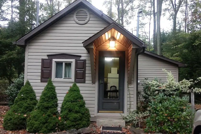 Cozy Oaks Cottage - Image 1