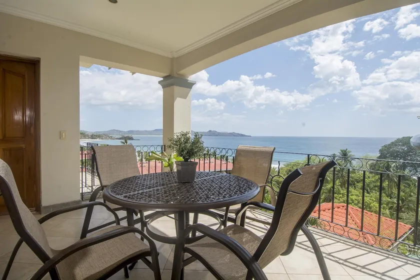 2-Bedroom Ocean-View Condo in Flamingo with Pool - Image 1