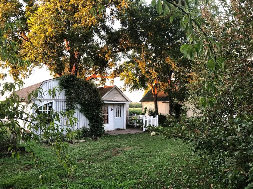 Artist's Cottage at The Dancing Bear Farm - Image 1