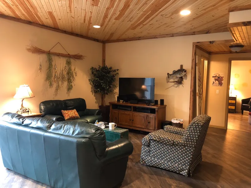 Country home L Level, private, kitchen, hot tub - Image 1