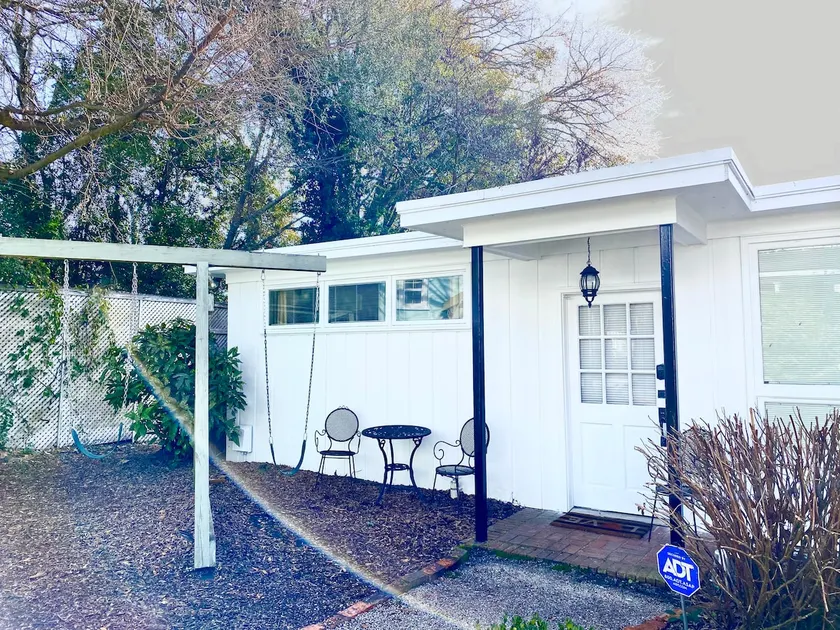 DOWNTOWN Pine Cottage - Image 1