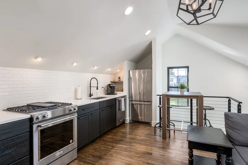 Private Carriage House - Garage Parking - Image 1