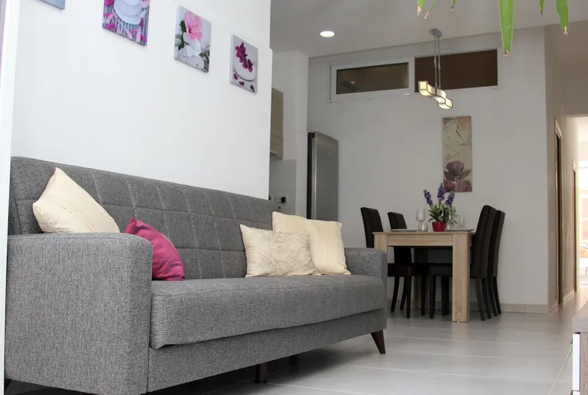 Walking distance to shops and sea front. - Image 1