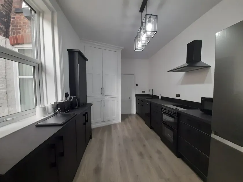 Chic 5 double bedroom house - 15 min to Manchester - Image 1