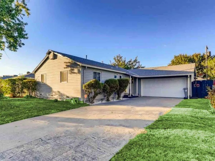 3B Golf Terrace Family Home w/Sun Room Kitchen W/D - Image 1