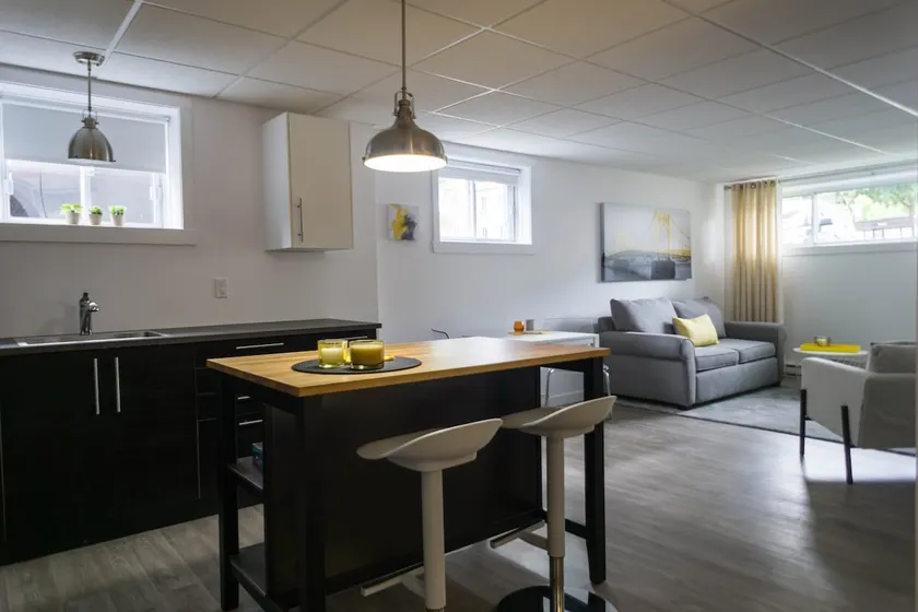 Beautiful condo with parking. - Image 1