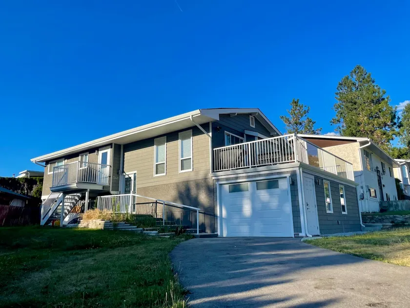 Entertain w/ Fire Pit, Patio, Yard, Huge TV & BBQ. Quiet neighbourhood. Pets OK - Image 1