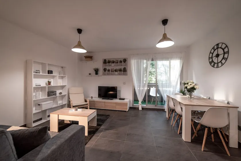 Apartment with parking, 15 minutes to the center - Image 1