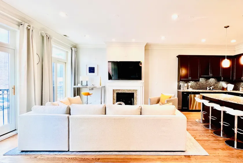 Spacious Downtown 3BR with Free Parking - Image 1