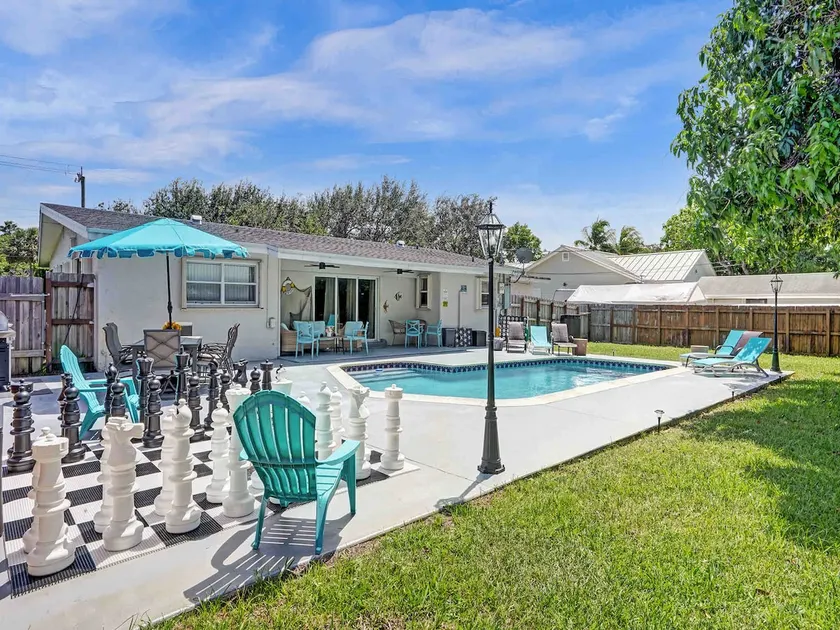 A Poolside Paradise, Life-Size Chess, 5 m to Beach - Image 1
