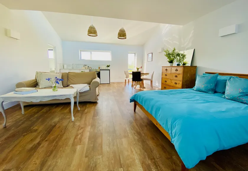 Cosy countryside retreat, edge of Frome near Bath. Pets welcome. - Image 1