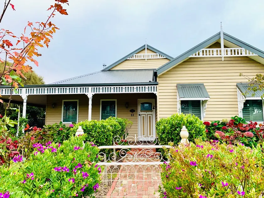 Charming period cottage with a picturesque garden - Image 1