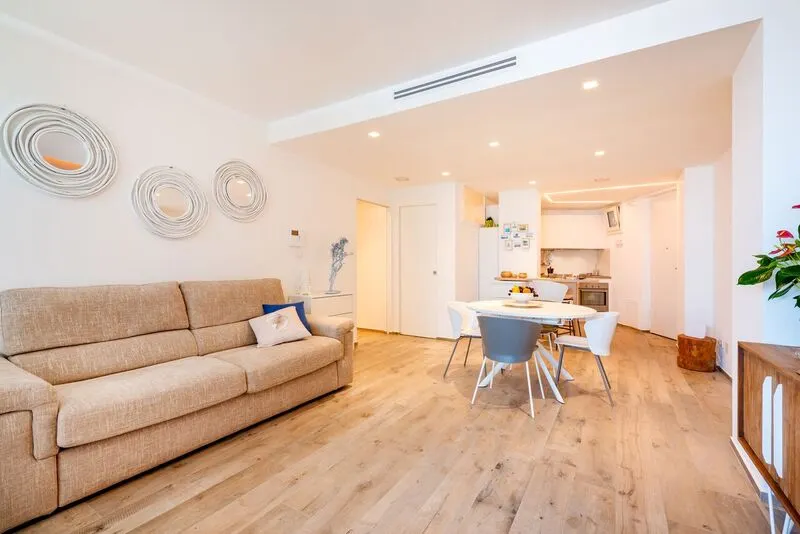 Bright home with sea view, pool & spa membership - Image 1