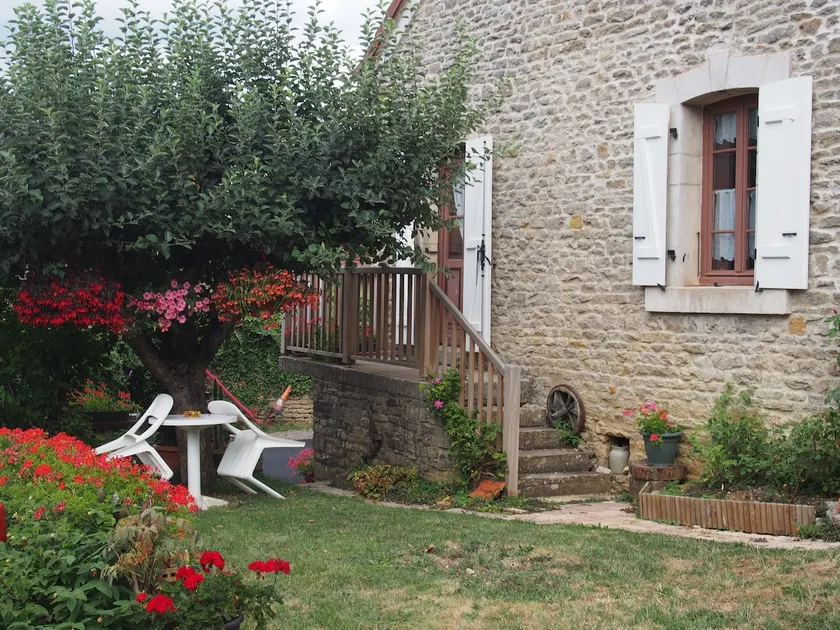 Quiet cottage in the heart of the Burgundian countryside - Image 1