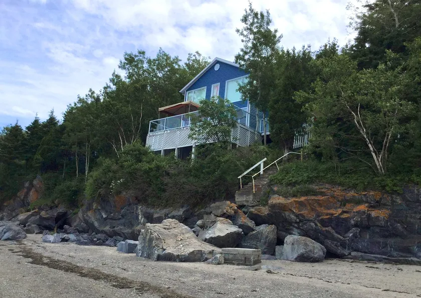 Cottage house with sea view, Trois-Pistoles River - Image 1