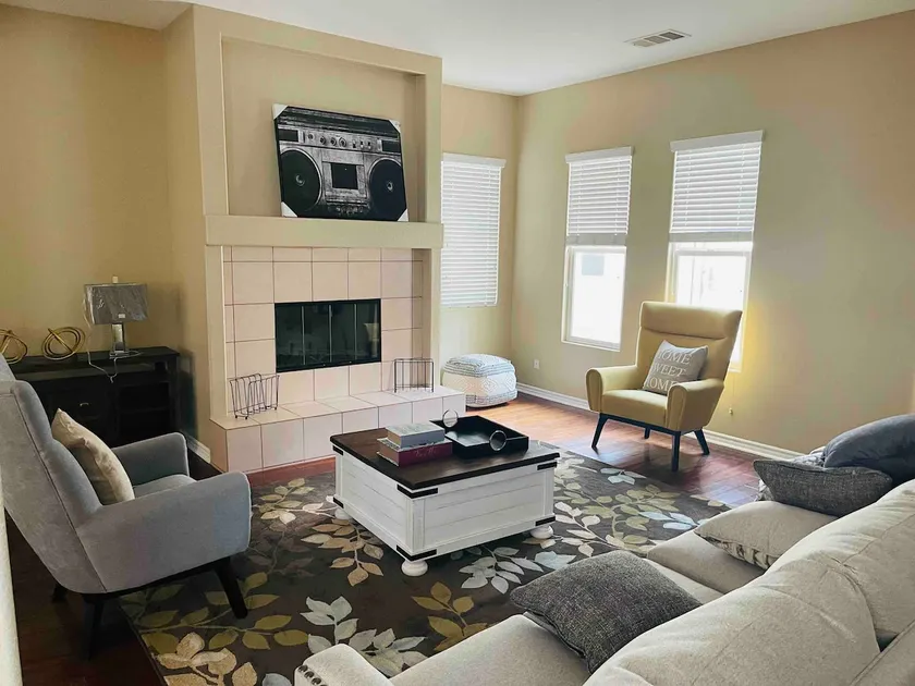 Luxury and unique 3300 sq ft home Quiet neighborhood - Image 1