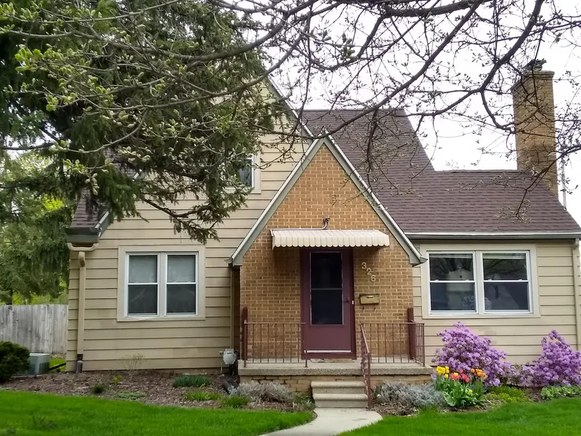 Charming full upstairs apt near MSU - Image 1