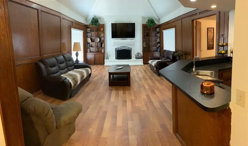 Spacious Family Home Near Woodlands/Medical Center - Image 1
