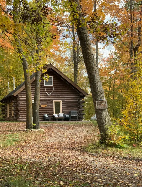 Beautiful rustic log home with lake access - Image 1