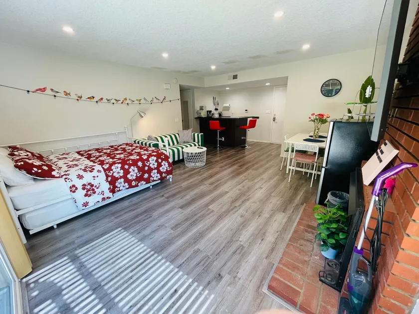 SunnyStudio - Private Entry,Bath,Kitchen, SmartTV - Image 1