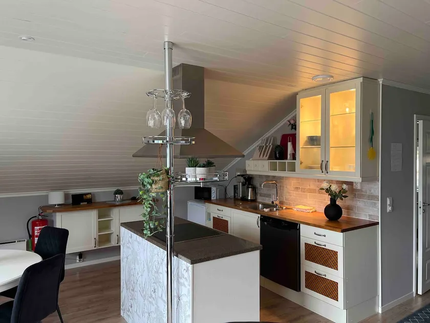 Cozy cottage/apartment with nice lake views. - Image 1