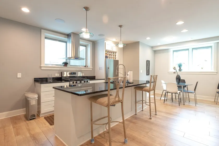 2Br/2BA WalterReed,NIH close,Walk to shops, Metro, - Image 1