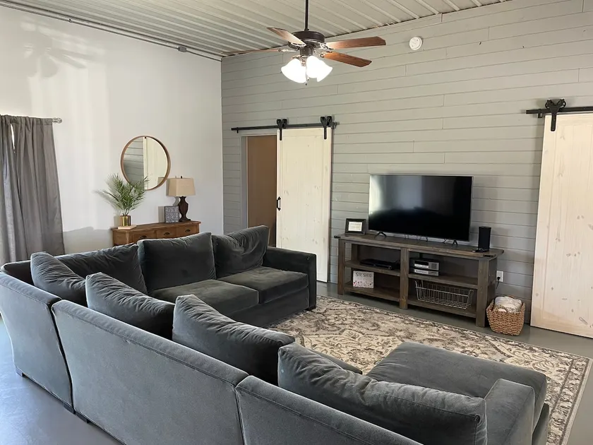Deluxe Barndominium | King bed + Pkg - Image 1