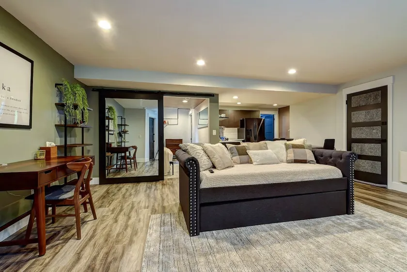 Spacious Luxury Apt w/ New Finishes + Great Views - Image 1