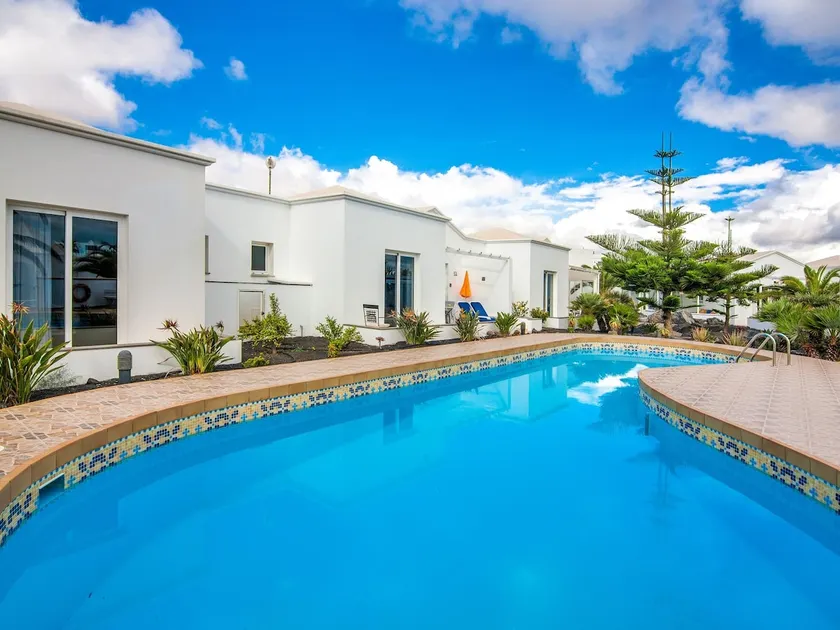 Luxurious Bungalow A2 in a quiet complex with pool 100m from the sea - Image 1