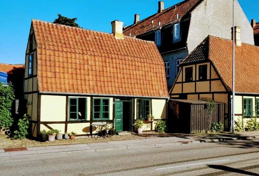 Peaceful unique townhouse in the artists' city - Image 1