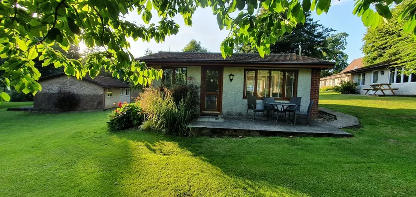 Stylish 2 bedroom bungalow, No 50 Hengar Manor - Image 1