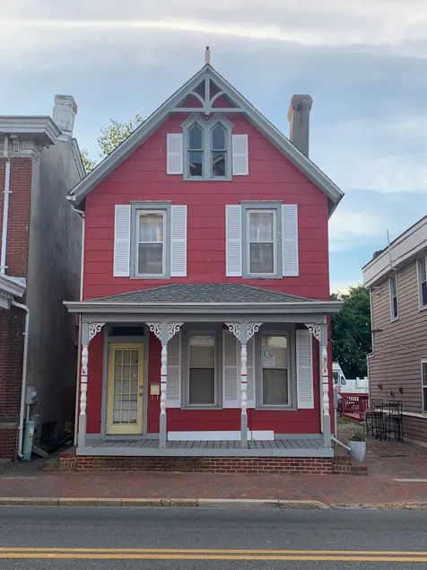 Poe Themed Home Close to Beaches and DE Turf - Image 1