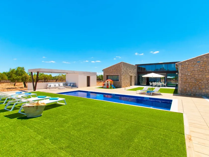 Avantgarde 3-rums villa med pool, trädgård och 20 minuter från stranden - Image 1