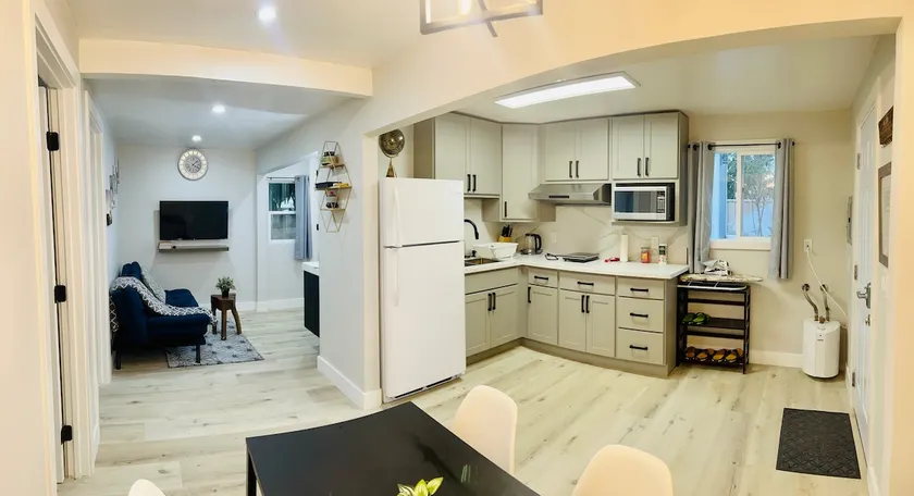 Backyard Guesthouse.Private Entrance,2 BR,Kitchen. - Image 1