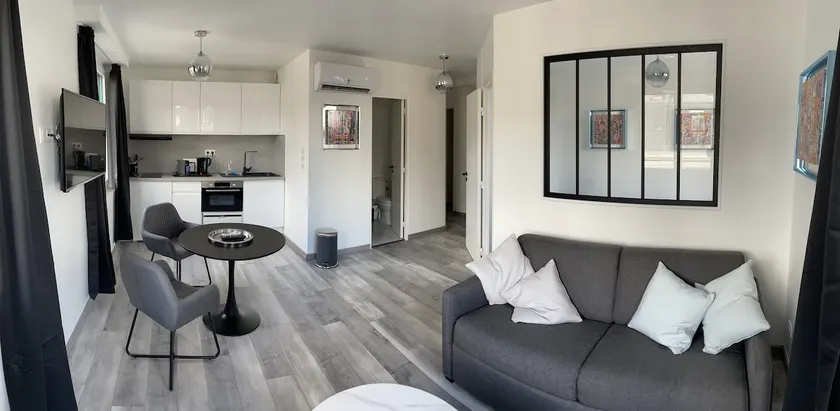 Beautiful apartment at the foot of the Saint André Tower - Image 1