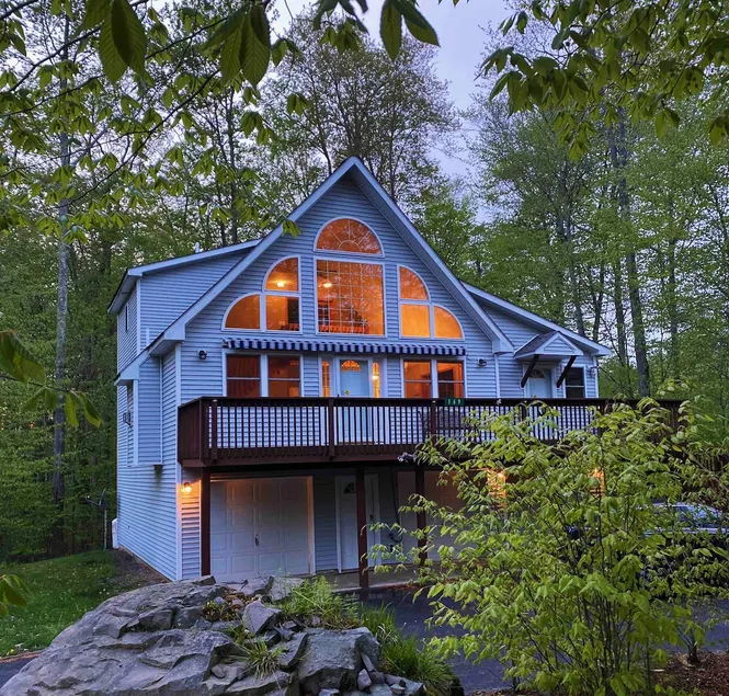 Le Bambi <Pocono Lake Chalet> - Image 1