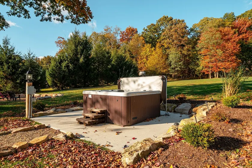Cozy home w/ Theater Room, Hot Tub, and Great View - Image 1