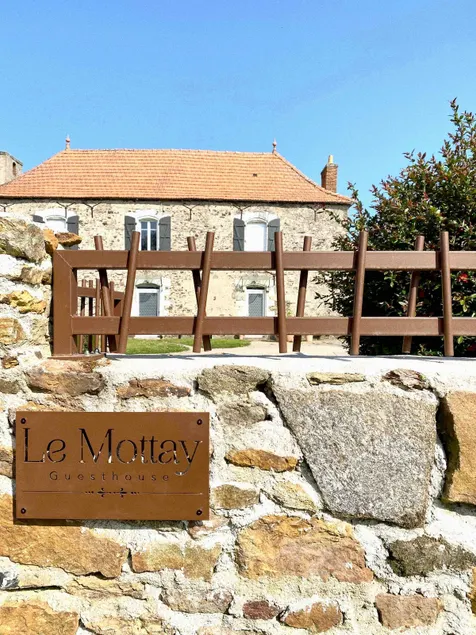 Le Mottay Guesthouse - Image 1
