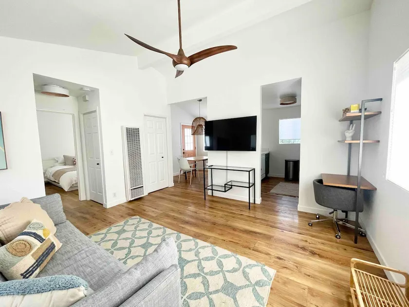 Walk to Beach & 4th | King Bed + AC + Parking - Image 1