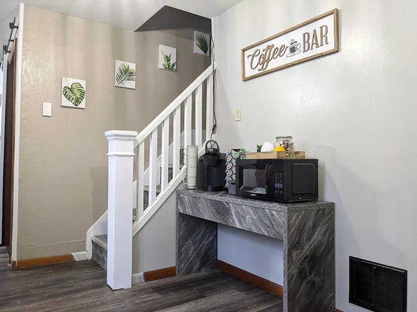 Cheerful and quiet 3 bedroom home 0.5 mi from I-80 - Image 1