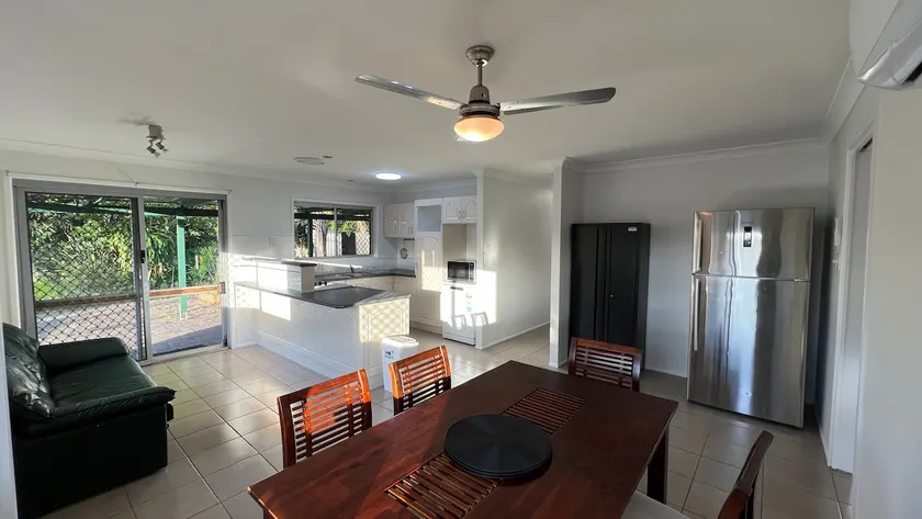3 Bed House free parking,Master with AC - Image 1