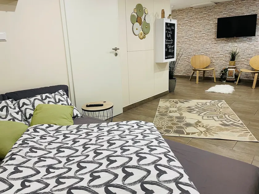 Studio situé aux abords de la forêt avec parking - Image 1