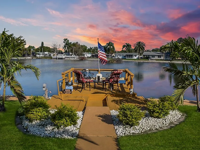 Majestic 2BR 2BA Holiday Waterfront Propertyw/Dock - Image 1