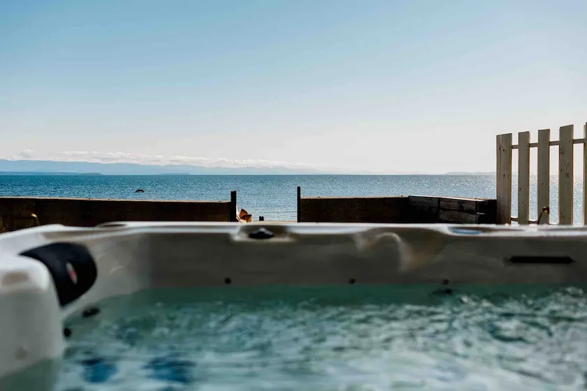 Stories Beach Ocean Front 2 Bdrm Suite W/Hot Tub - Image 1