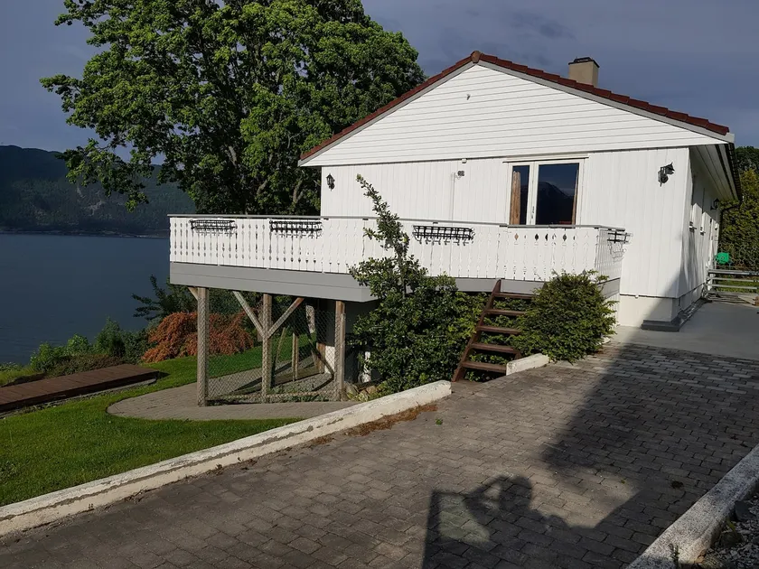 House by the fjord on Vangsnes - Image 1